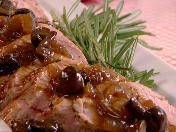 PB1104H_roasted-pork-loin-with-mushroom-gravy_s4x3